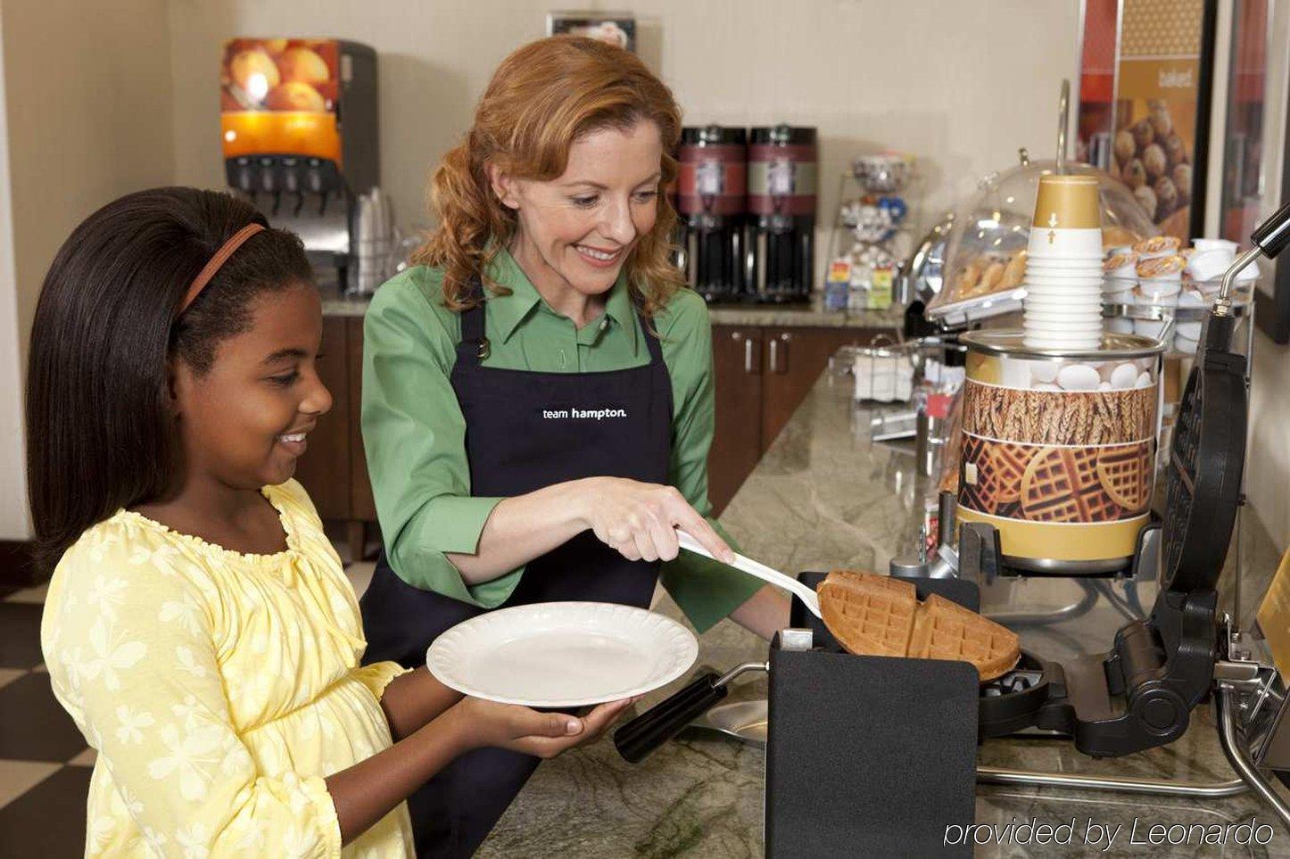 Hampton Inn & Suites Winnie Restaurante foto